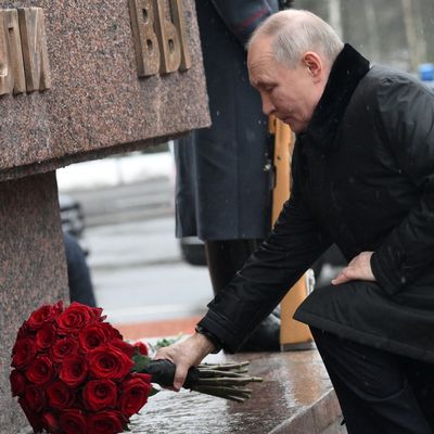 27. Januar 2015, Russland, Kirowsk: Russlands Präsident Wladimir Putin legte anlässlich des 81. Jahrestags des Endes der Belagerung Leningrads während des Zweiten Weltkriegs Blumen nieder.