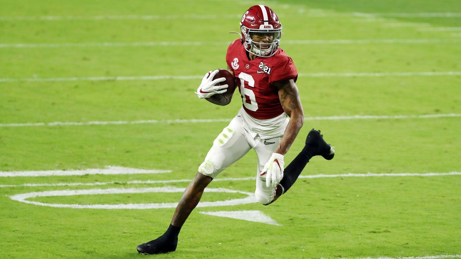 
                <strong>3. Pick - Miami Dolphins: DeVonta Smith (WR, Alabama)</strong><br>
                Zwar könnten die Dolphins auch einen Beschützer für Quarterback Tua Tagovailoa gebrauchen, doch die Versuchung ist zu groß, um DeVonta Smith nicht auszuwählen. Tua und Smith kennen sich bereits aus gemeinsamen Zeiten am College, außerdem ist auch der Bedarf auf der Position des Wide Receivers nicht zu bestreiten. Im explosiven Passempfänger aus Alabama erhält das Team von Head Coach Brian Flores einen exzellenten Routenläufer mit starken Händen, der nicht umsonst die Heisman Trophy als bester College-Spieler der Saison 2020 gewann.
              