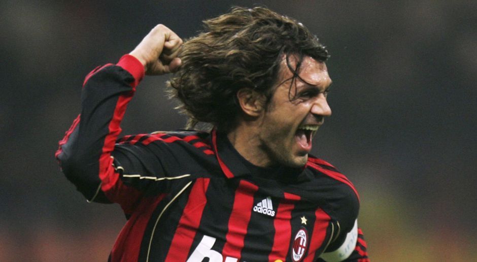 
                <strong>Abwehr: Paolo Maldini</strong><br>
                Der heute 48-Jährige spielte 24 Jahre für den AC Mailand und gewann mit Milan zwei Mal den Europapokal der Landesmeister, drei Mal die Champions League, fünf Mal den UEFA-Supercup, zwei Mal den Weltpokal, ein Mal die FIFA-Klub-Weltmeisterschaft und sieben Mal die Serie A.
              