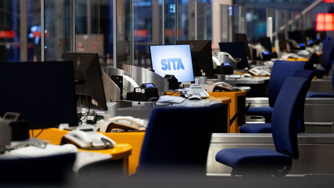 Leere Check-In-Schalter der Lufthansa sind am Flughafen München zu sehen. 