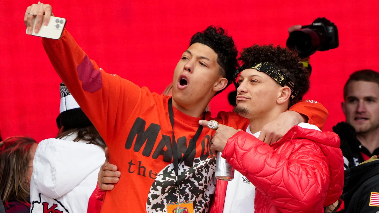 <strong>Wie viele TikTok-Videos wird Jackson Mahomes hochladen?</strong><br>Dass Patrick Mahomes mit den Kansas City Chiefs im Super Bowl steht, bedeutet auch ein größeres Spotlight auf den TikTok-Fanatiker und Bruder Jackson Mahomes. Nutzt er das Event, um seinen Kanal wieder zu promoten? Und wie oft? Die Frage, auf die ihr wetten könnt: Lädt Jackson Mahomes mehr als 1,5 TikToks während des Spiels hoch. Ja oder Nein?