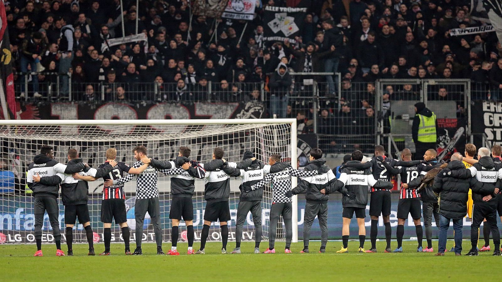 
                <strong>Zusammen mit der Mannschaft Siege feiern</strong><br>
                Es gibt zumindest im Stadion nichts Schöneres, als den Moment, wenn die Mannschaft nach einem hart erkämpften Sieg Minuten nach Abpfiff in die Kurve kommt, um sich den wohlverdienten Applaus abzuholen. Je nach Tradition und je nach Wichtigkeit werden Siege natürlich immer anders gefeiert, emotional sind sie jedoch alle.
              