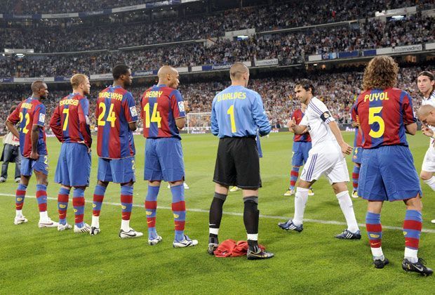 
                <strong>Real Madrid vs. FC Barcelona </strong><br>
                Ein Tiefpunkt in der Geschichte des Klassikers fand für Barcelona im Mai 2008 statt. Die Barcelona-Spieler mussten den vorzeitigen Meister Real Madrid vor dem Spiel in einem Spalier empfangen. Doch damit nicht genug der Demütigung,...
              