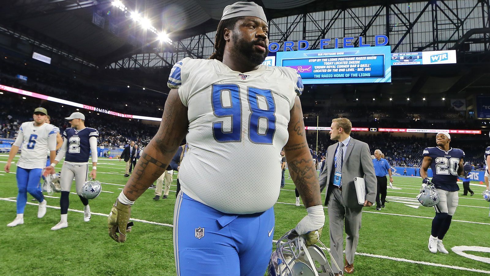 
                <strong>Damon Harrison (Defensive Tackle)</strong><br>
                Für Damon Harrison erfolgte die böse Überraschung im Februar. Die Detroit Lions entließen den Defensive Tackle nach anderthalb gemeinsamen Jahren und bewahrten sich so 6,7 Millionen US-Dollar an Cap Space. Dabei hatte der 2012 ungedrafted in die NFL gekommene Harrison erst im vergangenen August einen Vertrag über 11,25 Millionen US-Dollar für die anstehende Spielzeit unterschrieben. Seine ersten sechseinhalb NFL-Jahre hatte er in New York verbracht - vier bei den Jets, zweieinhalb bei den Giants. Jetzt stellt sich die Frage, welches Team seine Erfahrung aus 118 NFL-Spielen brauchen kann.
              