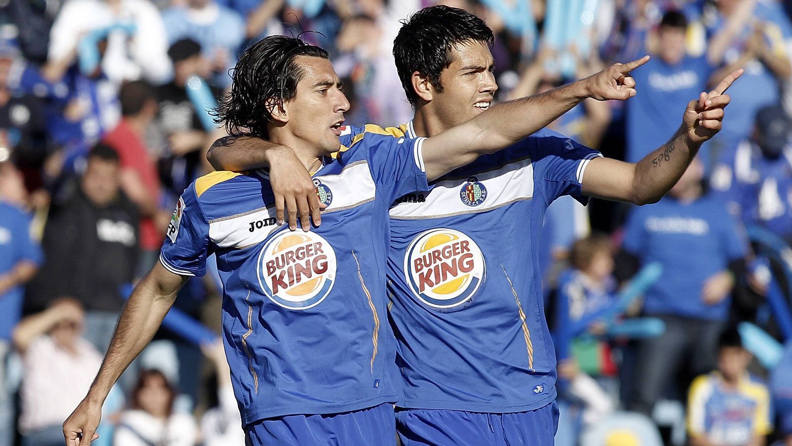 <strong>FC Getafe</strong><br>
                Fußball und Fast-Food passt nicht zusammen? Die meisten Akteure würden diese Frage wohl bejahen, die Verantwortlichen des FC Getafe sahen das aber anscheinend anders. Ab der Saison 2009/10 warb der Fast-Food-Gigant "Burger King" mehrere Jahre lang auf dem Trikot des spanischen Erstligisten.
