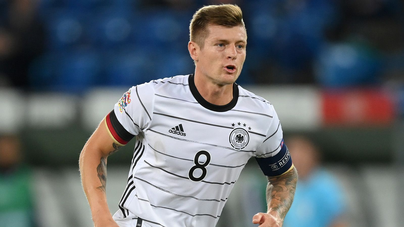 
                <strong>Mittelfeld: Toni Kroos</strong><br>
                In der vergangenen Saison hatte Toni Kroos eine Zeit lang geschwächelt, doch in dieser Spielzeit läuft alles wieder nach Plan. Als erfahrenster Nationalspieler kann er im defensiven Mittelfeld neben Kimmich am besten die Strippen ziehen. 
              