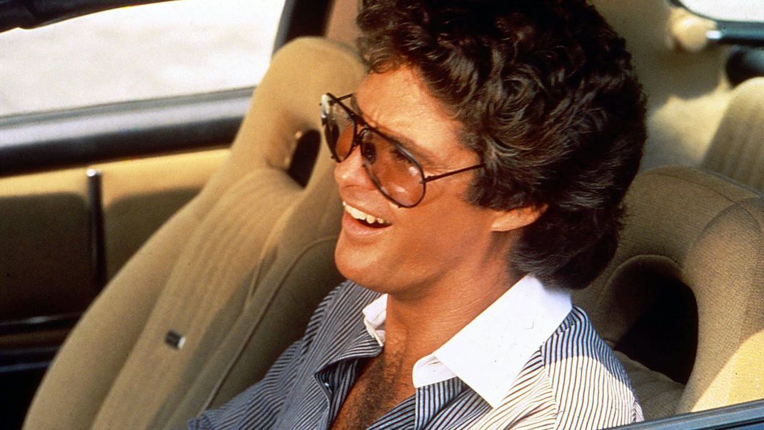 Was für eine Sonnenbrille! David Hasselhoff in der Rolle des Michael Knight im Cockpitt von K.I.T.T.