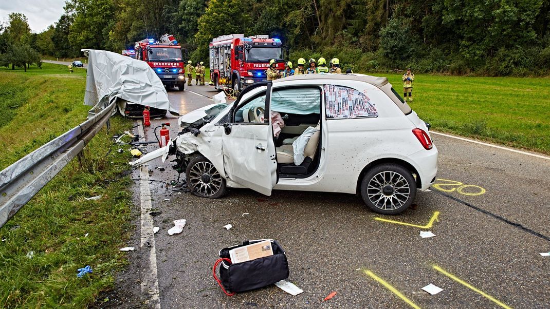 Ein schwerer Autounfall ereignete sich auf einer Landstraße in Baden-Württemberg.