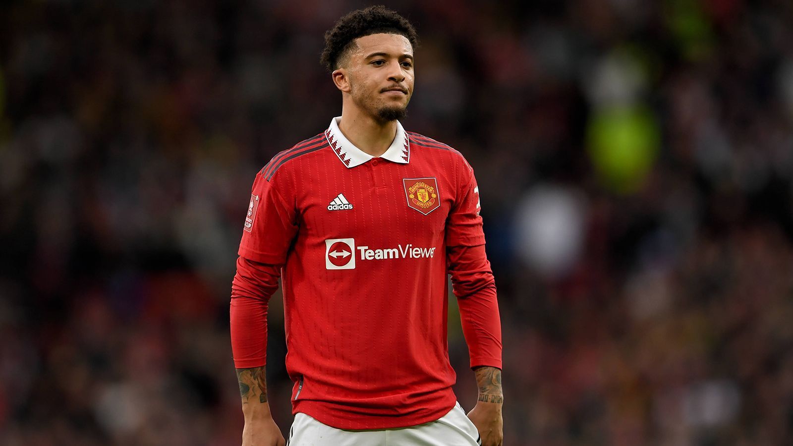 
                <strong>Platz 5: Jadon Sancho (Manchester United)</strong><br>
                Durchaus eine dicke Überraschung! Nach seinem Wechsel vom BVB zu Manchester United durchlebte der 23-Jährige hat bei den Red Devils eine schwierige Zeit, wurde im Januar von Erik ten Hag sogar von der Mannschaft separiert und zu Individualtraining verdonnert. Die Maßnahmen zeigten Wirkung: Sancho wirkte spielfreudiger, lockerer, traf sogar zweimal. Dennoch: Obwohl er nicht zum Stammpersonal von United gehört, verdient er umgerechnet wohl 424.553 Euro wöchentlich. Im Jahr liegt er bei über 22 Millionen.
              