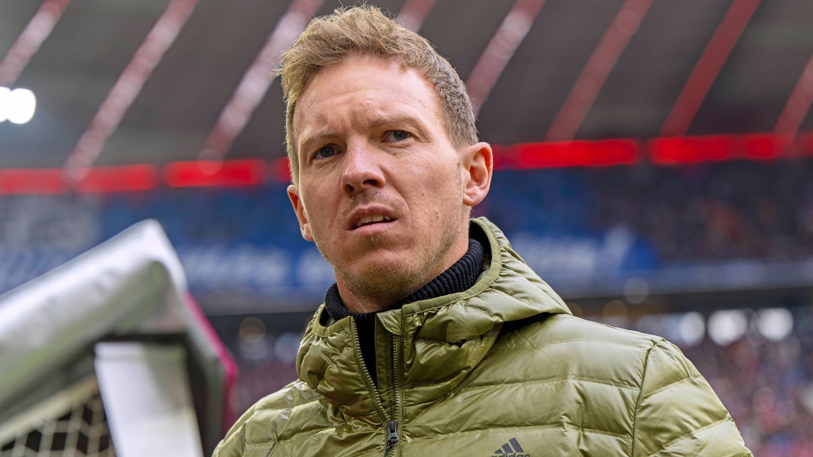 
                <strong>Trainer von Bayern München</strong><br>
                Nachdem Anfang Februar bekannt wurde, dass Mbappe das Achtelfinale wohl verletzungsbedingt verpassen werde, unterstellte Nagelsmann den Franzosen ein Täuschungsmanöver. Galtier reagierte auf den Frontalangriff bestimmt, aber gelassen. Auf dieses Niveau begebe man sich nicht, so der Coach. Auch geht Galtier mit der aktuellen Krise seiner Mannschaft souveräner um, während die schwächeren Bayern-Auftritte der vergangenen Wochen bei Nagelsmann sichtbar für Nervosität gesorgt haben. Fazit: Vorteil Paris St. Germain 
              