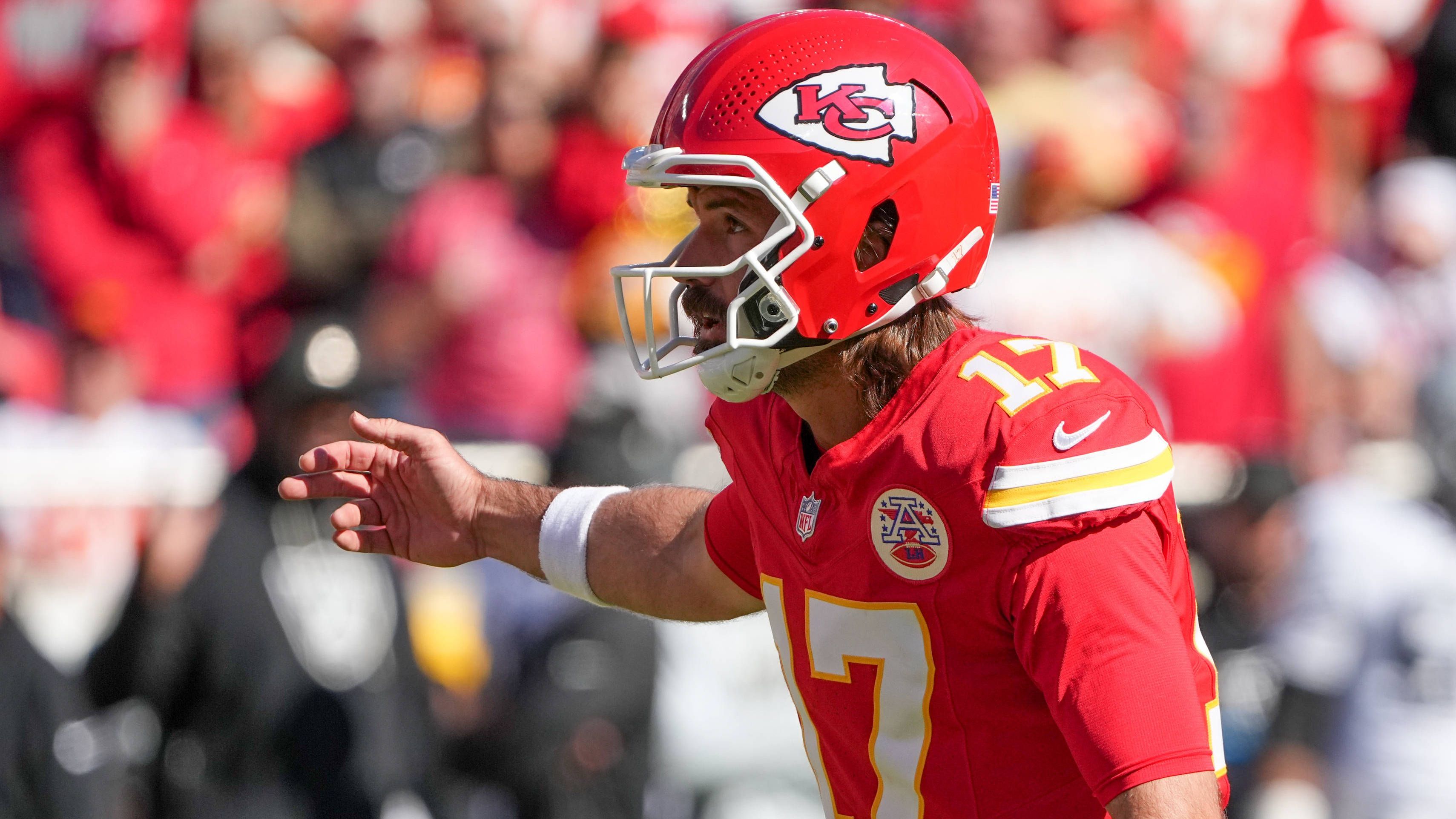 <strong>Platz 4: Gardner Minshew (Kansas City Chiefs)</strong><br>Eine der schillerndsten NFL-Figuren der vergangenen Jahre. Nicht nur wegen seines Vokuhila-Haarschnitts und dem Schnauzer, den Gardner Minshew jahrelang trug. Auf dem Platz agierte der mittlerweile 29-Jährige allerdings häufig zwischen Genie und Wahnsinn. Auf ein Spiel mit 370 Yards und zwei Touchdowns folgte auch gerne mal eine Partie mit 160 Yards und Interception. Für die Chiefs eine Wundertüte, mit großem Potenzial für Ausreißer nach oben.