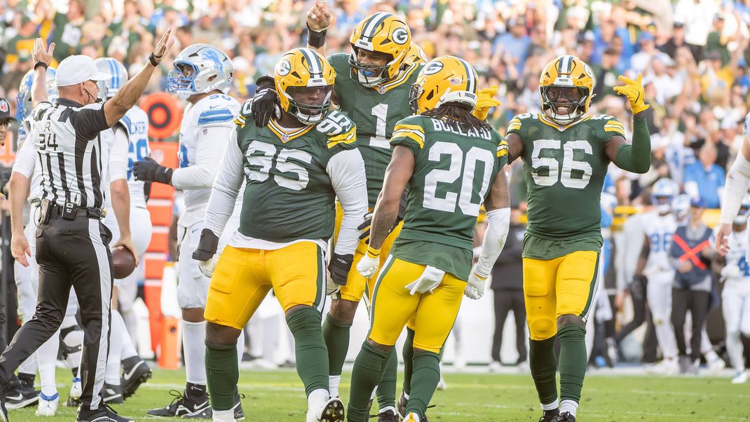 September 7, 2025: Green Bay Packers defensive tackle Devonte Wyatt 95 celebrates a sack with Green Bay Packers defensive end Micah Parsons 1, Green Bay Packers linebacker Edgerrin Cooper 56 and Green Bay Packers safety Javon Bullard 20 during a game against the Detroit Lions in Green Bay, WI. Packers defeated Lions, 27-13. /Cal Media. Green Bay United States of America - ZUMAc04_ 20250908_zma_c04_224 Copyright: xKirstenxSchmittx