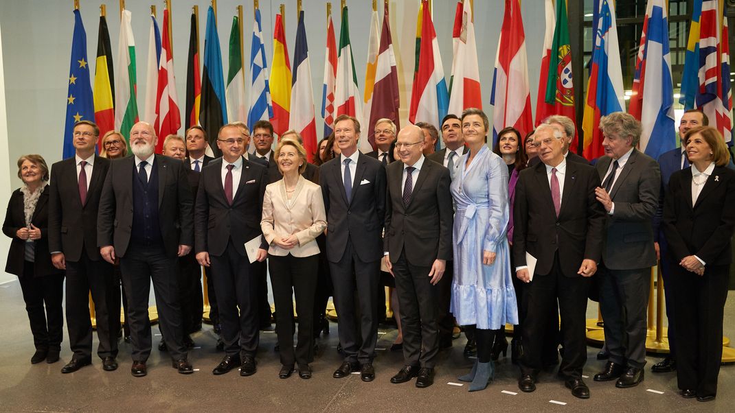 Gruppenbild: Jeder EU-Mitgliedsstaat ist mit einer Kommissarin oder einem Kommissar in der EU-Kommission vertreten. Das Foto zeigt die EU-Kommission um Präsidentin Ursula von der Leyen bei der Vereidigung im Jahr 2019.