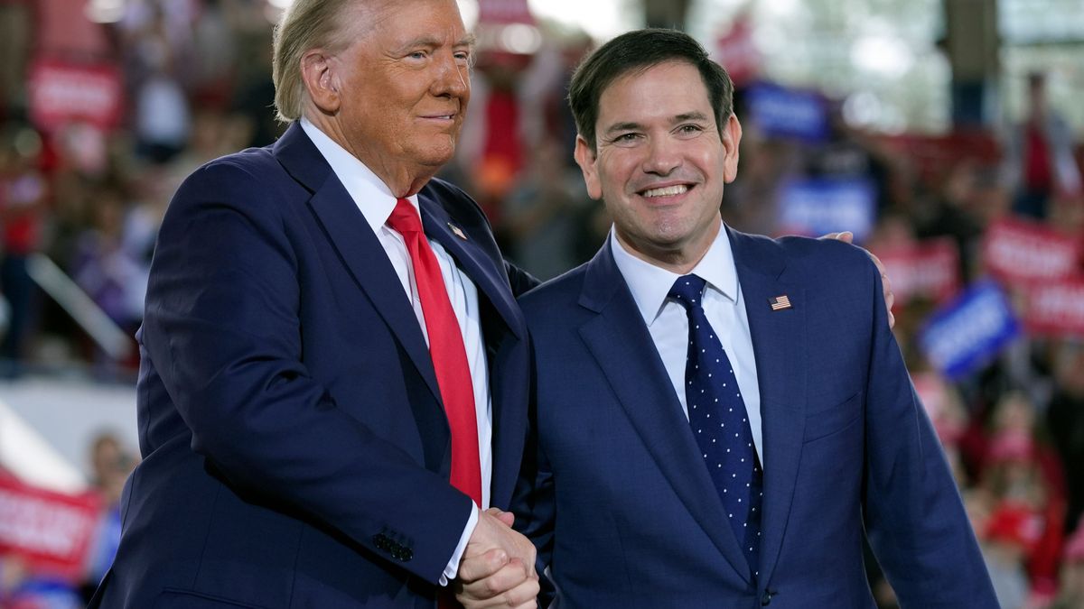 4. November 2024, Raleigh, North Carolina, USA: Donald Trump begrüßt Senator Marco Rubio (Florida) während einer Wahlkampfveranstaltung.