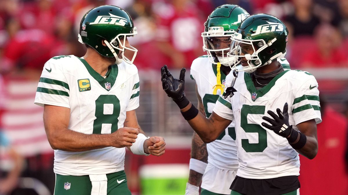 Aaron Rodgers und Star-Receiver Garrett Wilson (re.)