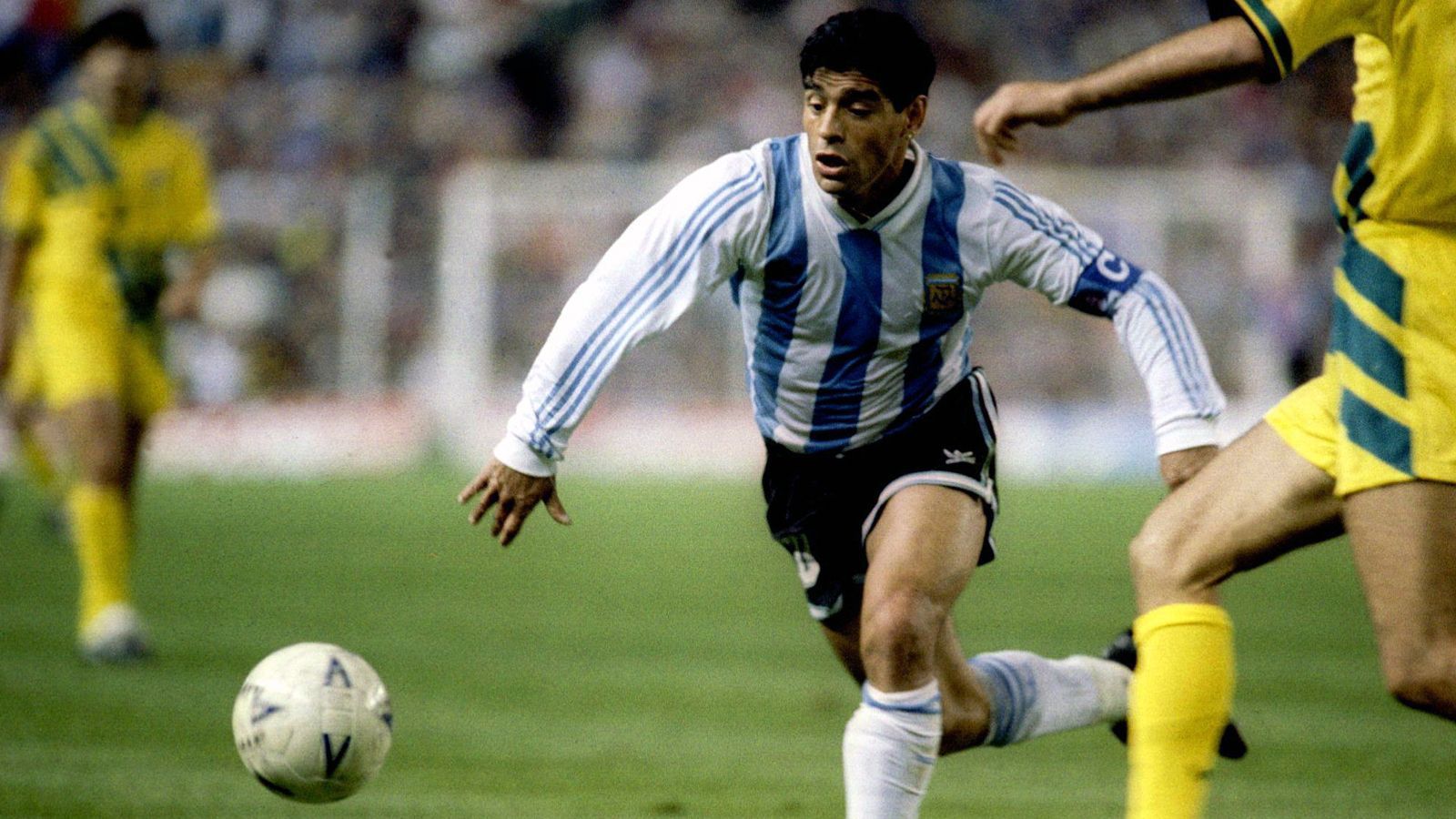
                <strong>Diego Maradona</strong><br>
                In der Offensive setzt Xabi Alonso gleich auf zwei absolute Legenden. "Diego Maradona ist eine Ikone, der Größte. Er ist mehr als ein Fußballer. Was Muhammad Ali fürs Boxen ist, ist Maradona für den Fußball", adelt Alonso den 2020 im Alter von nur 60 Jahren verstorbenen Argentinier Maradona. Pikant: Der frühere Weltmeister Maradona spielte ausgerechnet beim großen Rivalen von Alonso Ex-Klub Real Madrid, dem FC Barcelona.
              