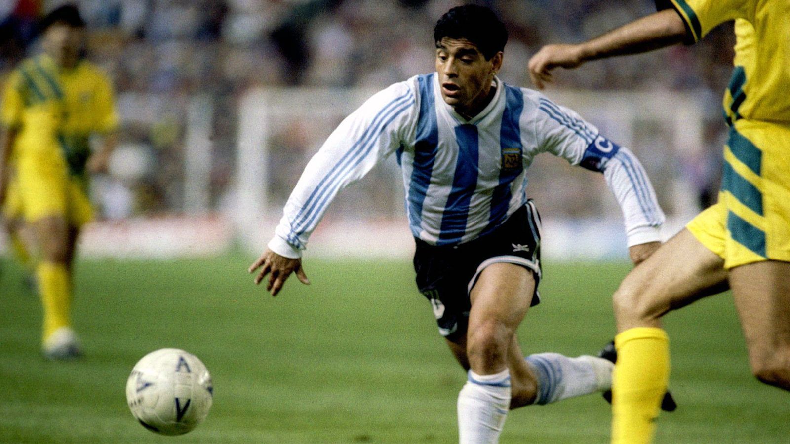 
                <strong>Diego Maradona</strong><br>
                In der Offensive setzt Xabi Alonso gleich auf zwei absolute Legenden. "Diego Maradona ist eine Ikone, der Größte. Er ist mehr als ein Fußballer. Was Muhammad Ali fürs Boxen ist, ist Maradona für den Fußball", adelt Alonso den 2020 im Alter von nur 60 Jahren verstorbenen Argentinier Maradona. Pikant: Der frühere Weltmeister Maradona spielte ausgerechnet beim großen Rivalen von Alonso Ex-Klub Real Madrid, dem FC Barcelona.
              