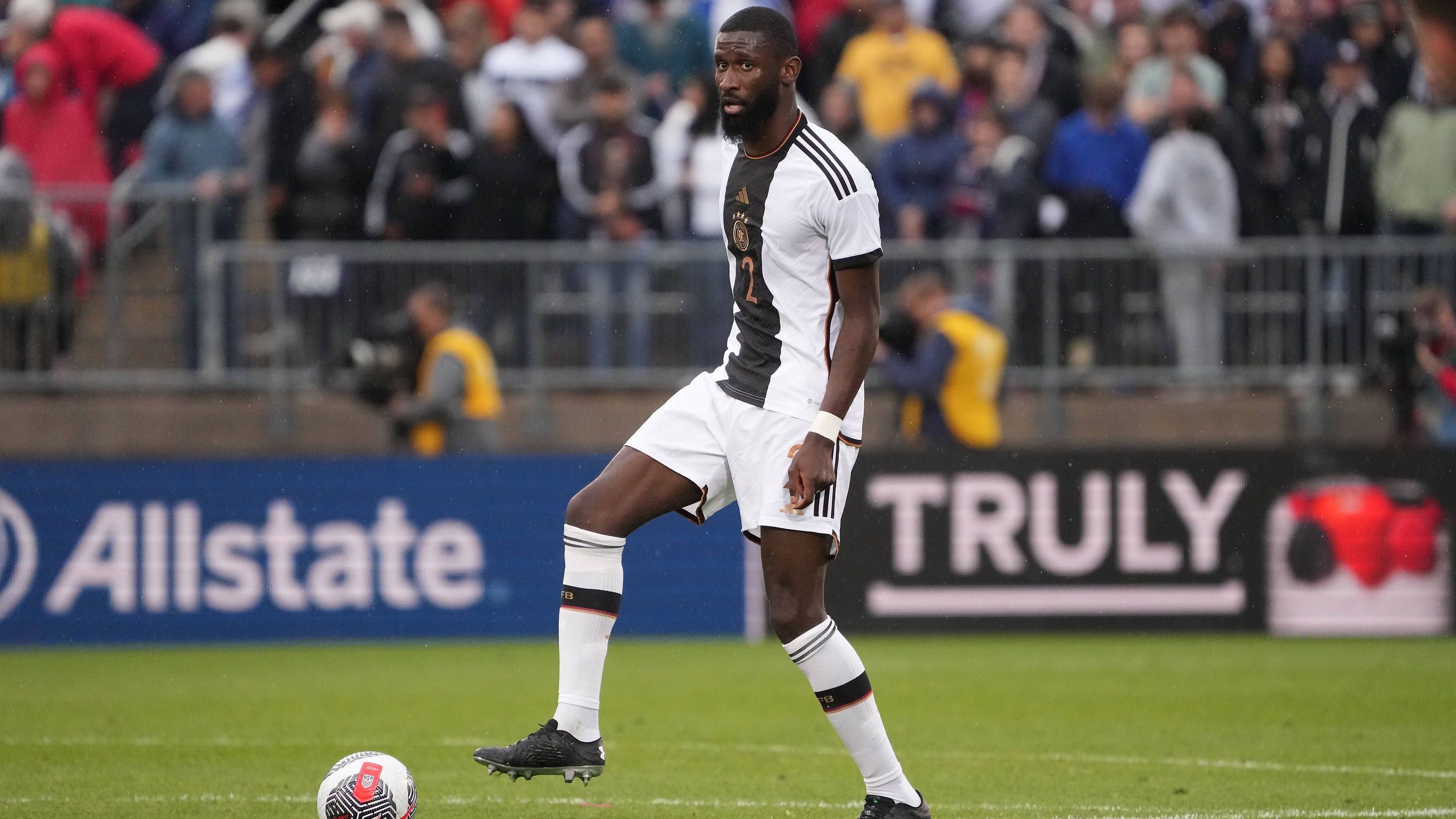 <strong>Antonio Rüdiger</strong><br>Real-Profi Antonio Rüdiger macht im Großen und Ganzen als Abwehrchef einen soliden Job. Nach einem seiner wenigen Fehler, einem Fehlpass im Aufbauspiel, verursacht der gebürtige Berliner aber direkt einen Torabschluss von US-Star Dest. <strong>ran-Note: 3</strong>