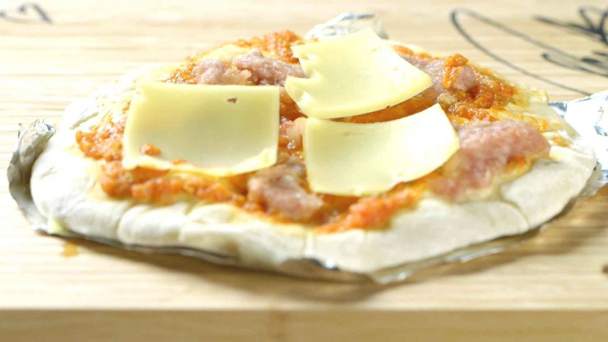 Zwiebel Speck Wurst Pizza