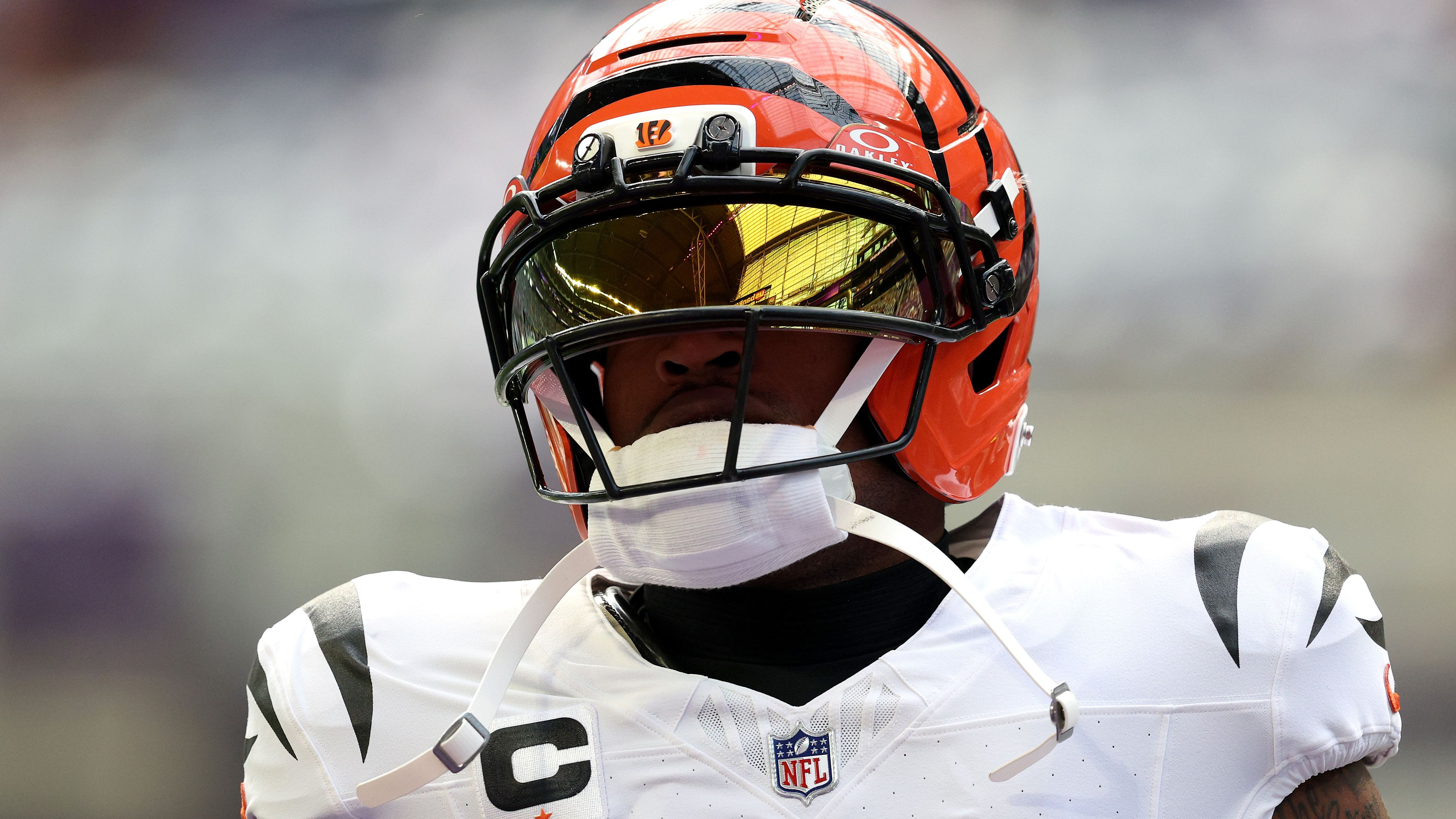 <strong>Ja'Marr Chase</strong>&nbsp;<strong>(Cincinnati Bengals)</strong><br>Bei den Cincinnati Bengals dürfte am Sonntag gegen die Green Bay Packers Quarterback Joe Flacco sein Debüt feiern. Womöglioch fehlt ihm aber eine wichtige Waffe: Wide Receiver Ja’Marr Chase wurde als fraglich gelistet. Chase nahm am Freitagmorgen zwar am Walkthrough teil, wurde jedoch vor dem Training nach Hause geschickt, da er sich krank fühlte.
