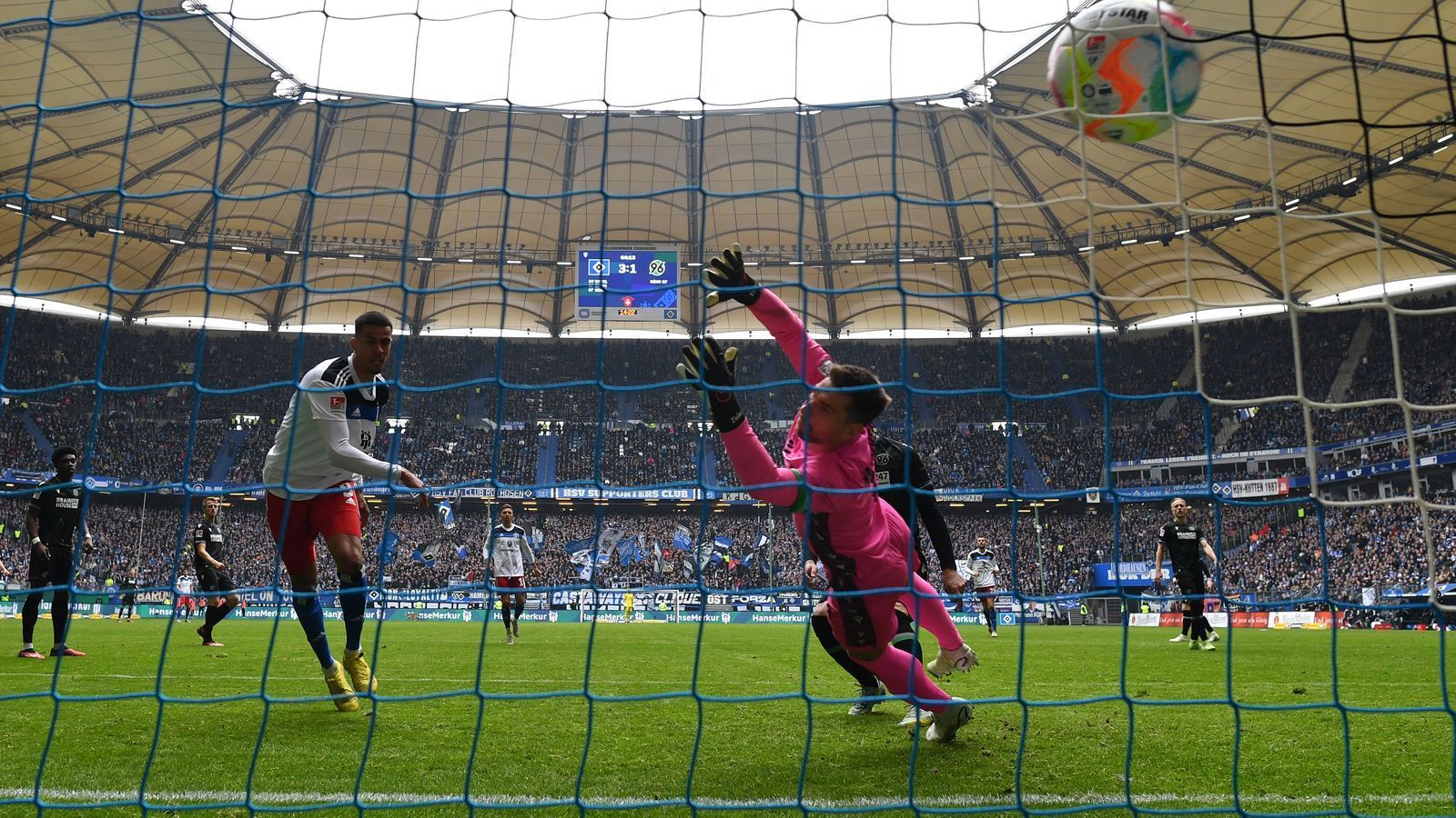 
                <strong>HSV-Offensivdrang: Stärke oder Schwäche?</strong><br>
                Für den VfB Stuttgart war Tim Walters offensiver, aggressiver und mutiger Spielstil mit viel Pressing und zahlreichen Positionswechseln in der Zweitligasaison 2019/20 zu wild: Auf Rang drei stehend trennten sich die Schwaben von Walter. Nun hat es der 47-Jährige mit genau diesem Spielstil beim HSV im zweiten Jahr in Folge auf Platz drei geschafft, mit 66 Punkten die beste Zweitligasaison der Vereinsgeschichte hingelegt und mit 70 Toren den besten Angriff der Liga gestellt. Doch der offensive Spielstil ist Stärke und Schwäche zugleich. "Jedes Spiel zeigt, dass diese Art zu spielen ein gewisses Risiko birgt", so Sebastian Hoeneß über den HSV: "Offensiv gut, nach hinten haben sie aber 45 Gegentore bekommen. Da hoffen wir, ihnen mit unserer Offensiv-Power wehtun zu können." Tatsächlich dürfte viel davon abhängen, ob der VfB mit seinen schnellen Spielern Guirassy, Silas oder dem Ex-Hamburger Josha Vagnoman die Lücken in der Hamburger Defensive ausnutzen kann.
              