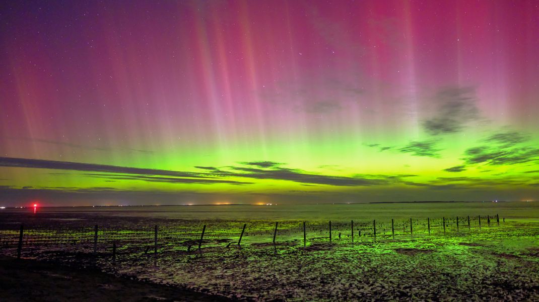 Polarlichter sind am Himmel über Schillig (Kreis Friesland) in Niedersachsen zu sehen.