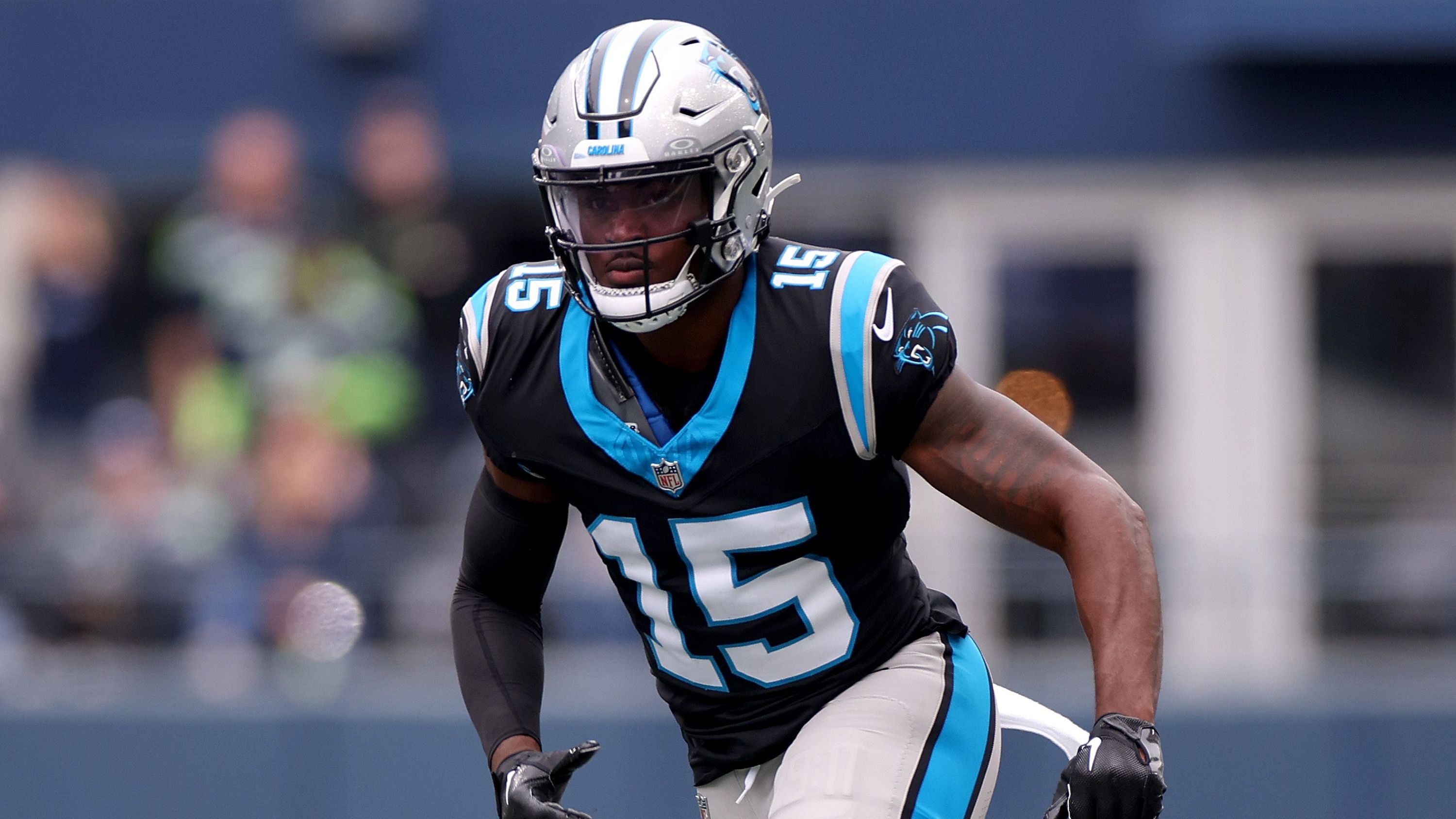 <strong>Jonathan Mingo (Carolina Panthers ➔ Dallas Cowboys)</strong><br>Cowboys-Owner Jerry Jones hatte bereits einige Stunden vor Ablauf der Trade Deadline angekündigt, einen Receiver verpflichten zu wollen. Die Wahl fiel auf Jonathan Mingo, der für einen Viertrunden-Pick aus Carolina wechselt. Der ehemalige Zweitrunden-Pick hat in der NFL bisher eher enttäuscht - mit 23 Jahren ist er aber jung genug, um sein Potenzial auszuschöpfen.