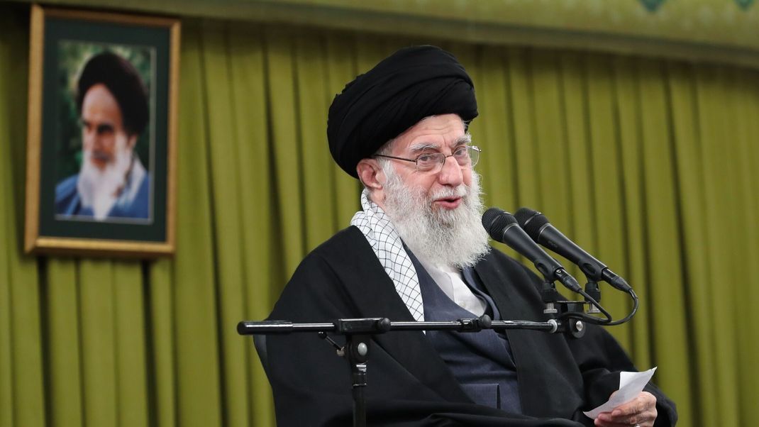 &nbsp;Ajatollah Ali Chamenei, Oberster Führer des Iran, während eines Treffens mit einer Gruppe von Beamten des Landes und Botschaftern aus islamischen Ländern anlässlich der Feierlichkeiten zum Ende des Ramadan, dem Eid al-Fitr.