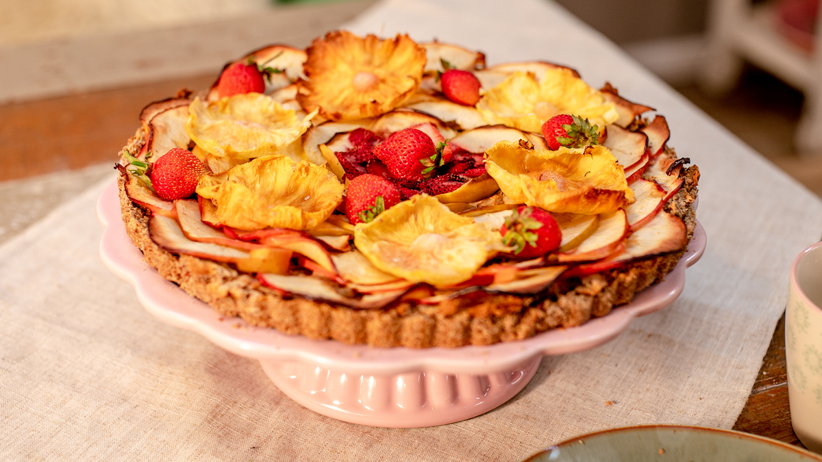 Tarte mit Erdbeeren, Äpfeln und Ananas-Blüten