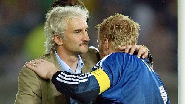 
                <strong>Vom Tiefpunkt zum Vizeweltmeister</strong><br>
                Die deutsche Nationalmannschaft macht eine wechselvolle Entwicklung durch. 2000 der absolute Tiefpunkt mit dem Vorrunden-Aus bei der EM, 2002 dann der Vizetitel bei der WM in Japan und Südkorea. Traurige Helden: Teamchef "Es gibt nur ein Rudi Völler" und Titan Oliver Kahn.
              