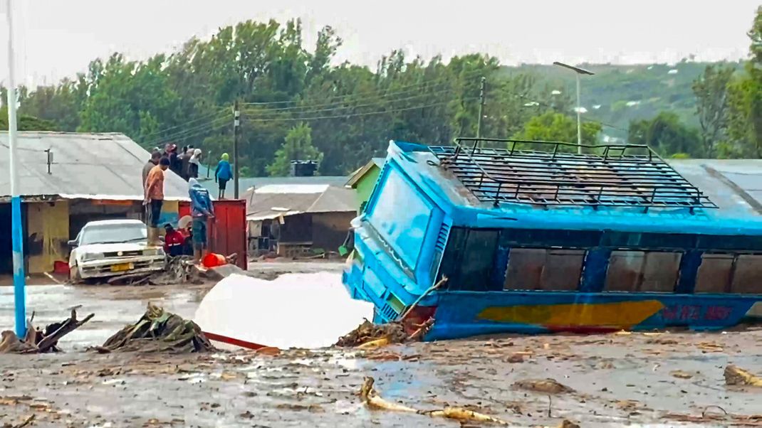 Die Stadt Katesh wurde am Samstag von heftigen Regenfällen heimgesucht, die Straßen mit Schlamm und Wasser blockierten.