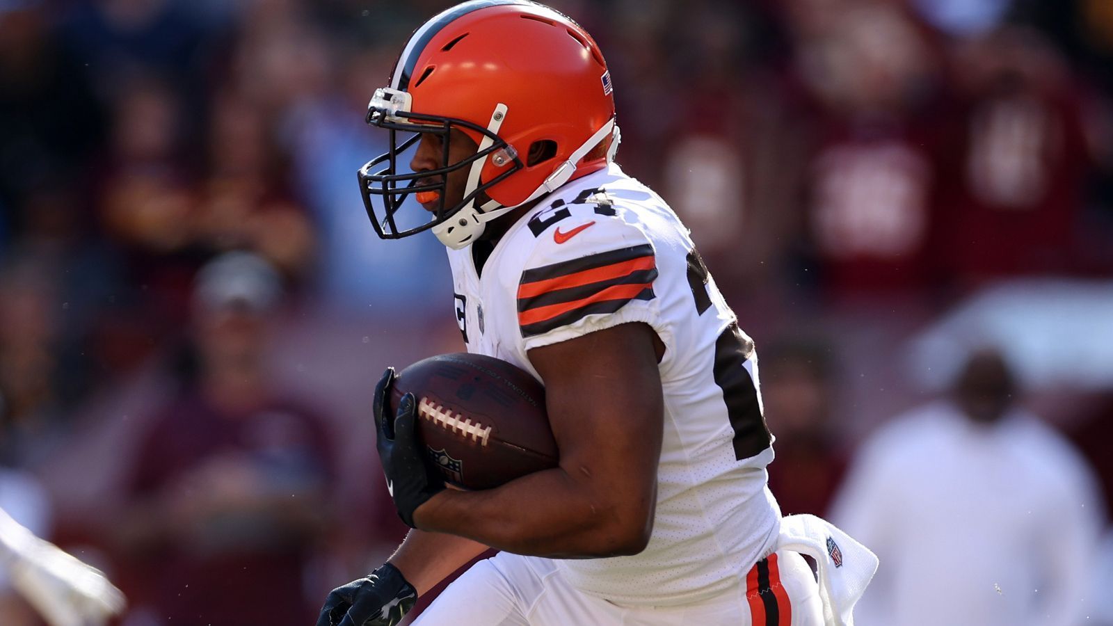 
                <strong>18. Cleveland Browns</strong><br>
                Sehr schwierig einzustufen. Nick Chubb gehört für uns zu den besten RBs der Liga, für einige ist er sogar der beste - weil vielfältigste. Doch mit Jerome Ford und Demetric Felton sind jetzt nicht die namhaftesten Ergänzungsspieler am Start. Kareem Hunt ist nicht mehr da. Sollte sich Chubb verletzen, haben die Browns ein gewaltiges Problem. Daher der Downfall.RB1: Chubb, Nick - RB2: Ford, Jerome - RB3: Felton Jr., DemetricWeitere RBs: Kelly Jr., John - McCrary, Nate - Hall, Hassan
              