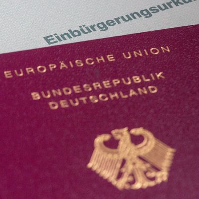 Einbürgerungsurkunde und Reisepass