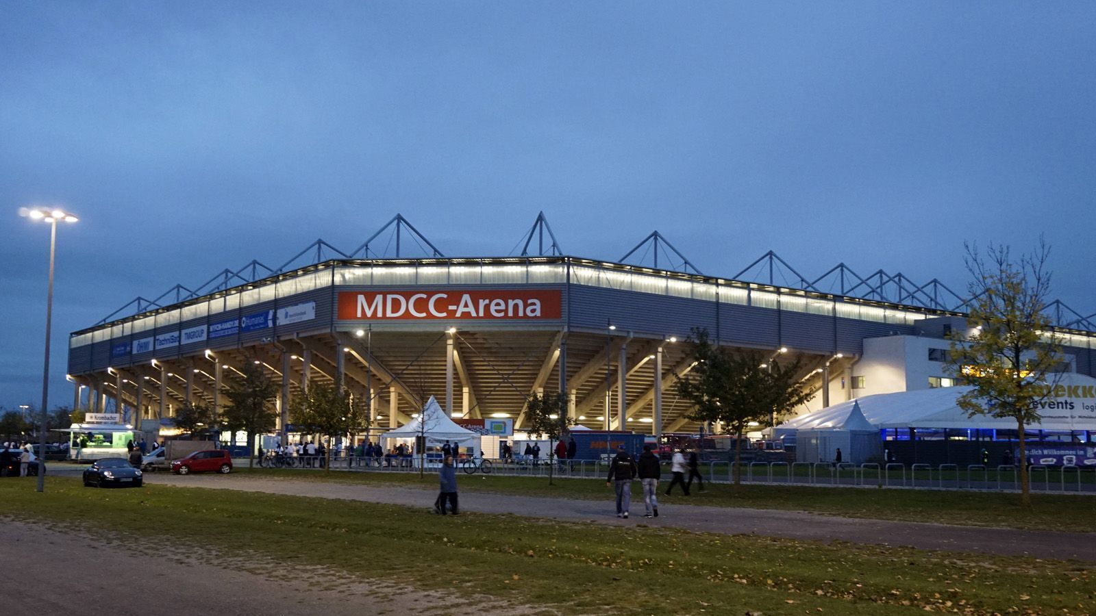 
                <strong>MDCC-Arena (1. FC Magdeburg)</strong><br>
                &#x2022; Kapazität: 27.250<br>&#x2022; Sitzplätze: 22.750<br>&#x2022; Stehplätze: 4.500<br>&#x2022; Logen: 15<br>
              