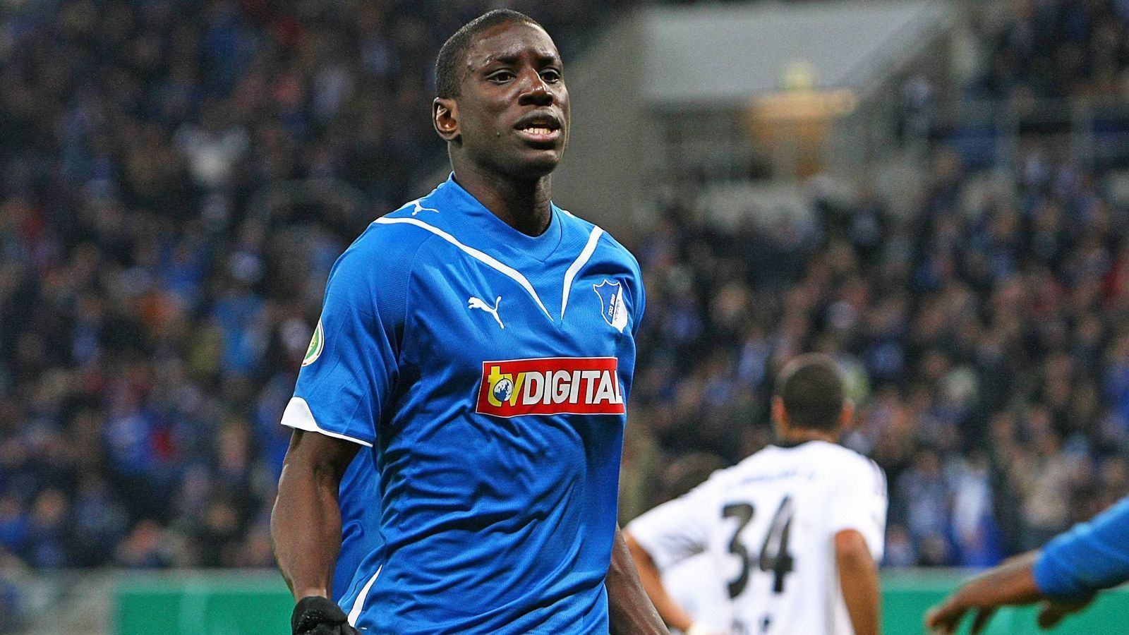 
                <strong>Platz 18: Demba Ba (TSG Hoffenheim) </strong><br>
                &#x2022; Strafe: 30.000 Euro<br>Der Stürmer wollte 2011 einen Wechsel in die Premier League erzwingen und kassierte dafür von Hoffenheim eine Strafe. Der damalige Starspieler der Kraichgauer war sogar Wiederholungstäter: Bereits 2009 hatte er versucht, einen Wechsel zu erzwingen. Diesmal sollte der Verein jedoch zähneknirschend dem Wunsch des Spielers entsprechen und schickte ihn für drei Millionen Euro zu West Ham United in die Premier League. Für sein Verhalten musste er trotzdem vorher noch 30.000 Euro Strafe zahlen.
              