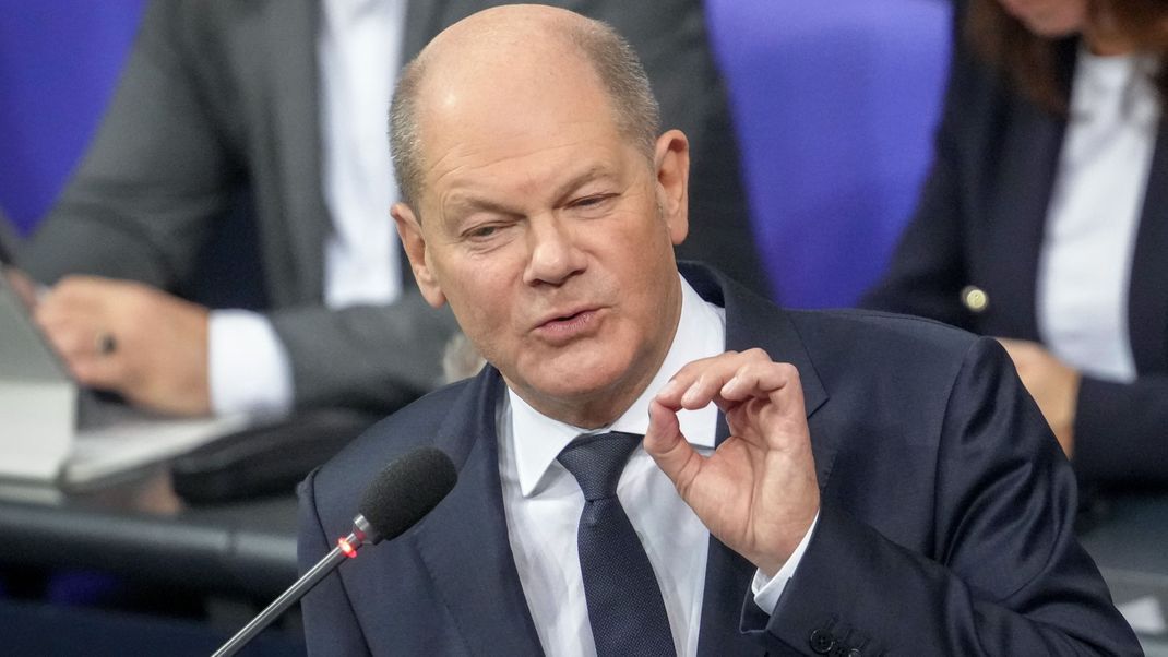 Bundeskanzler Olaf Scholz (SPD) nimmt an der Befragung der Bundesregierung im Plenarsaal im Bundestag teil.