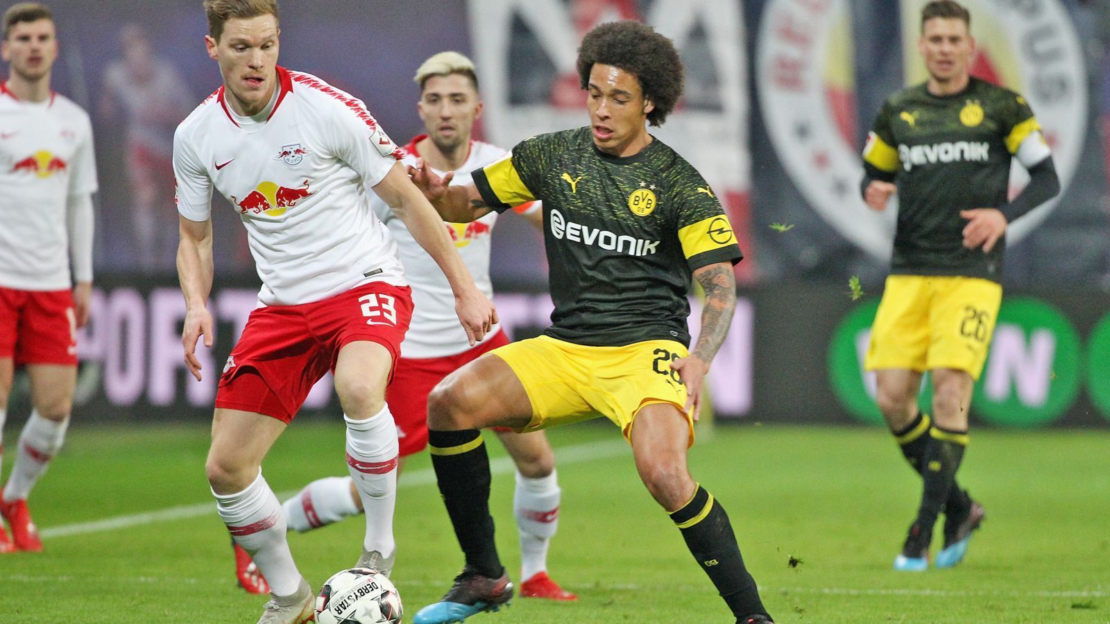 
                <strong>Axel Witsel</strong><br>
                Der Belgier prüft als erster Gulacsi. Sein Schussversuch aus der zweiten Reihe stellt für den RB-Keeper allerdings keine Probleme. In der 19. Minute klappt es dann umso besser, nach einer Ecke kommt Witsel halbrechts im Strafraum an den Ball und hämmert ihn unhaltbar in den Knick. Ansonsten auch der aktivste Spieler in der ersten Halbzeit, führt auf Seiten des Tabellenführers die meisten Zweikämpfe und hat die meisten Ballkontakte. In der zweiten Hälfte nicht mehr ganz so auffällig. ran-Note: 1
              