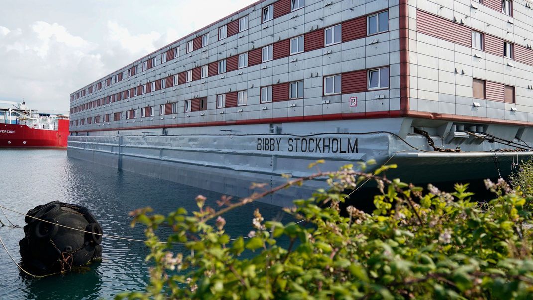 Der Unterkunftskahn "Bibby Stockholm" im Hafen von Portland - hier sollen bis zu 500 Asylbewerber beherbergt werden.