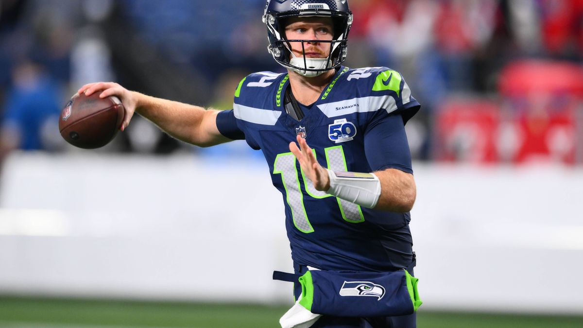 NFL, American Football Herren, USA Houston Texans at Seattle Seahawks Oct 20, 2025; Seattle, Washington, USA; Seattle Seahawks quarterback Sam Darnold (14) warms up prior to the game against the Ho...