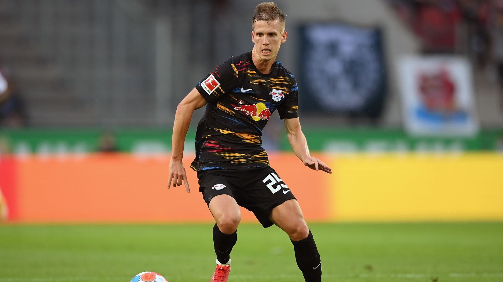 
                <strong>Mittelfeld: Dani Olmo (RB Leipzig)</strong><br>
                Europameisterschaft, Olympia, wenig Urlaub. Für den Spanier Dani Olmo, der in der Vorsaison noch Leistungsträger bei RB Leipzig war, ging es im Sommer 2021 stressig zu. Durch die Teilnahme an gleich zwei Turnieren für Spaniens Nationalteam verpasste der Mittelfeldmann fast die gesamte Vorbereitung bei den Sachsen und war so zum Saisonbeginn außen vor. Auch in weiterer Folge konnte sich der 23-Jährige nicht für mehr Einsatzminuten anbieten, denn zwei Mal setzte Olmo ein Muskelfaserriss für mehrere Wochen außer Gefecht. So wurde aus der Stammkraft der Vorsaison ein aufgrund der Verletzungen eher unregelmäßiger Trainingsteilnehmer. Zumindest in den Transfergerüchten ist sein Name aber oft ein Thema und zwar im Bezug auf eine Rückkehr zu seinem Ex-Klub FC Barcelona.
              