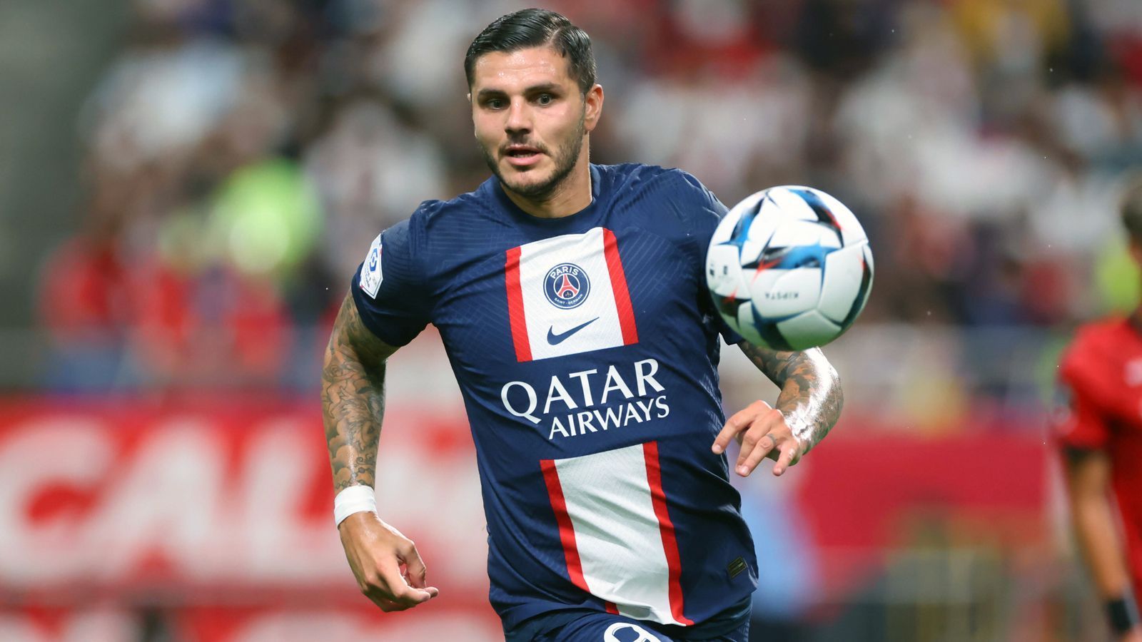 
                <strong>Mauro Icardi (Paris St. Germain)</strong><br>
                Im Star-Ensemble von Paris St. Germain ist offensichtlich kein Platz mehr für Stürmer Mauro Icardi. Der neue PSG-Coach Christophe Galtier verzichtet freiwillig auf den Argentinier. In der bisherigen Saison kam der 29-Jährige bislang auch noch überhaupt nicht zum Einsatz. Es gibt Gerüchte, dass er kurzfristig in die Türkei wechseln könnte. Dort ist das Transferfenster noch bis 8. September geöffnet und mit Fenerbahce und Galatasaray sind auch zwei der Istanbuler Großklubs angeblich an Icardi dran. 
              