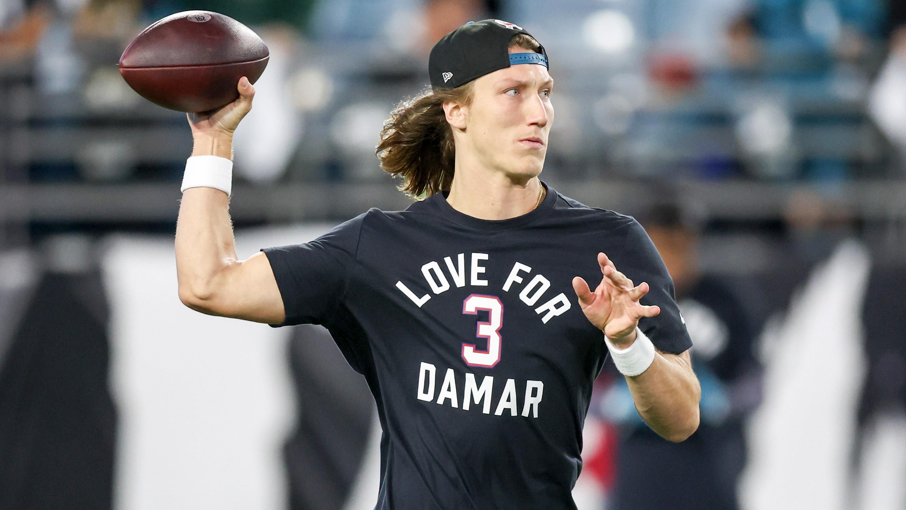 
                <strong>Trevor Lawrence</strong><br>
                Die ligaweite T-Shirt-Aktion reichte natürlich auch bis nach Jacksonville. Auch Jaguars-Quarterback Trevor Lawrence, der sein Team später in die Playoffs führte, trug das Hamlin-Aufwärmshirt.
              