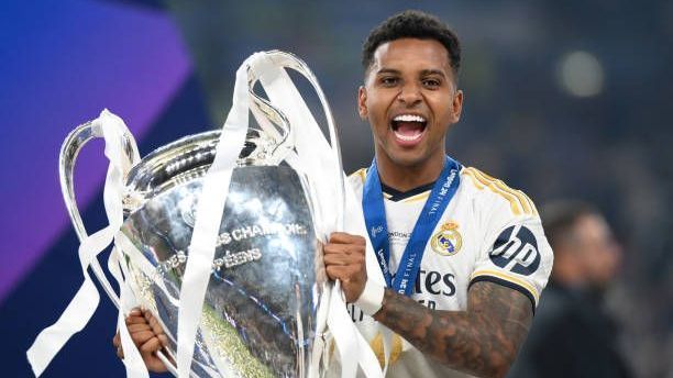 <em><strong>Rodrygo (Real Madrid)</strong><br>Die Zukunft von Rodrygo scheint ungewiss, der Flügelstürmer ist bei Real Madrid nicht mehr unumstritten. Deshalb steigt das Interesse, vor allem aus der Premier League. Einem Bericht von "TBR Football" zufolge zeigen der FC Liverpool, FC Arsenal und Manchester City Interesse an dem Brasilianer. Der 24-Jährige hat in Madrid noch bis 2028 Vertrag, in letzter Zeit wackelte aber sein Standing als essenzieller Stammspieler bei den Königlichen.</em>