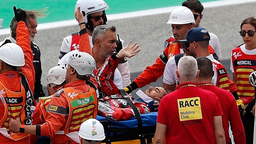 Der amtierende MotoGP-Weltmeister Bagnaia wird nach seinem Horror-Unfall von Ärzten behandelt.