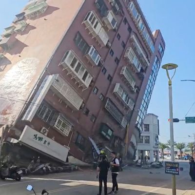  Ein starkes Erdbeben hat am frühen Mittwoch die gesamte Insel Taiwan erschüttert, Gebäude in einer Stadt zum Einsturz gebracht und einen Tsunami ausgelöst, der japanische Inseln anschwemmte. 