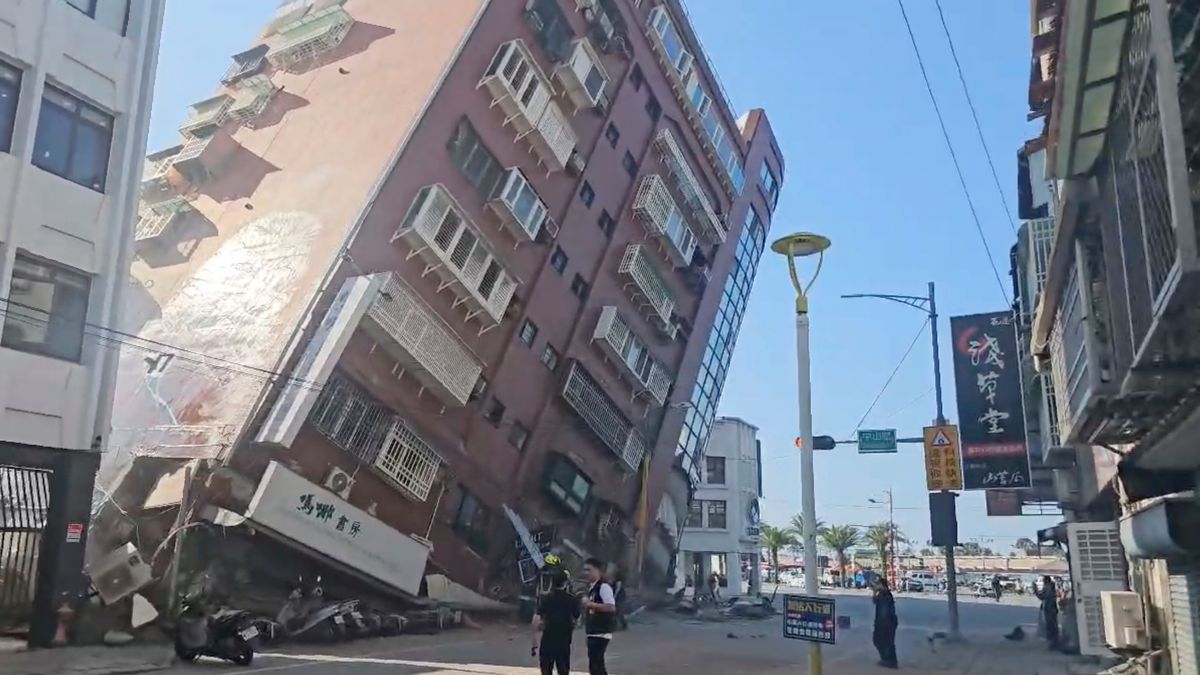  Ein starkes Erdbeben hat am frühen Mittwoch die gesamte Insel Taiwan erschüttert, Gebäude in einer Stadt zum Einsturz gebracht und einen Tsunami ausgelöst, der japanische Inseln anschwemmte. 
