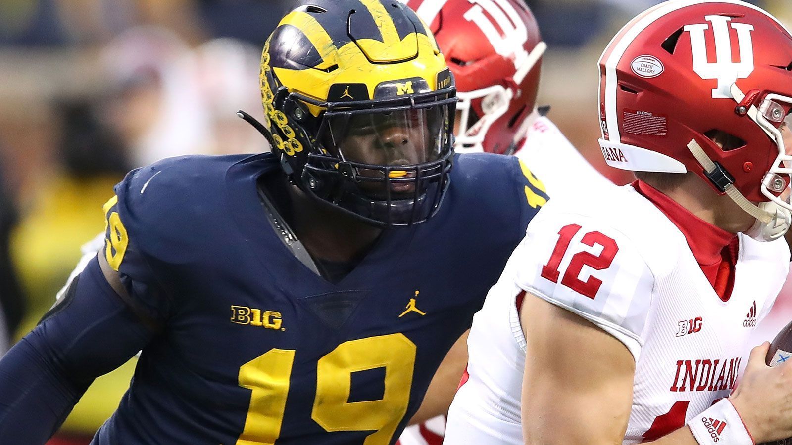 
                <strong>11. Pick: New York Giants - Kwity Paye (Defensive End)</strong><br>
                Der explosivste Pass Rusher des Drafts. Paye bringt physisch alles mit, was das Defense-Herz begehrt. Hat sich am College zudem kontinuierlich gesteigert und gezeigt, dass er gutes Coaching sofort auf dem Platz umsetzen kann. Gewinnt seine Duelle vor allem dank seiner Kraft.
              