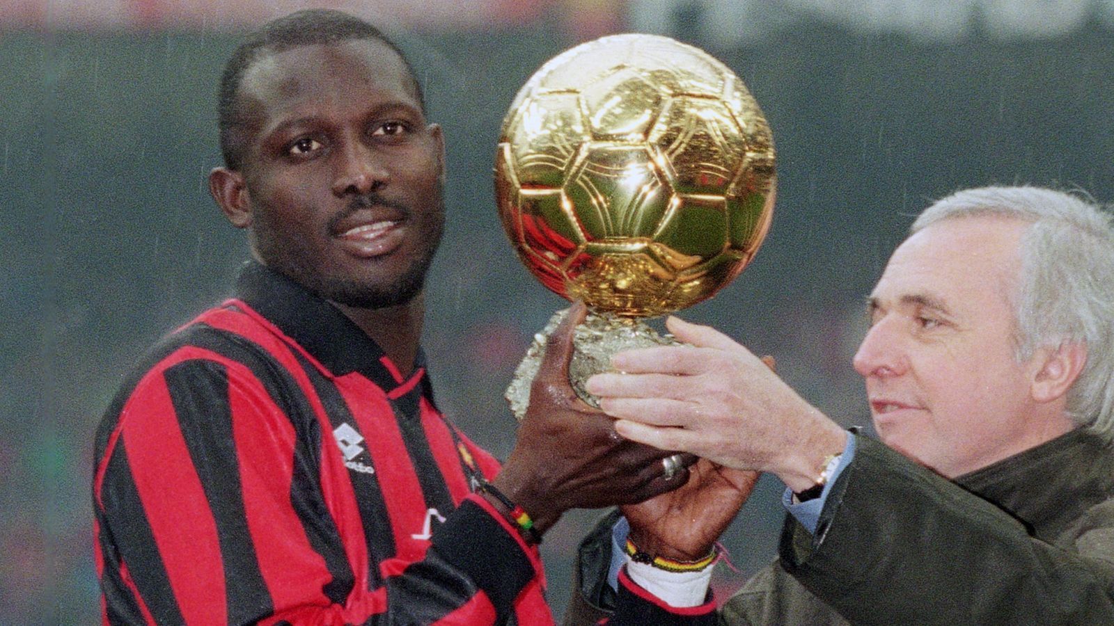 
                <strong>George Weah (1995)</strong><br>
                Im Jahr 1995 wurde der bis zum heutigen Tage einzige Spieler aus Afrika zum Weltfußballer gekürt. Der einstige Milan-Profi George Weah durfte den Ballon d'Or in Empfang nehmen. Der Stürmer aus Liberia setzte sich gegen seinen Milan-Kollegen Paolo Maldini und Jürgen Klinsmann durch. Heute ist Weah sogar Präsident seines Heimatlandes Liberia.
              