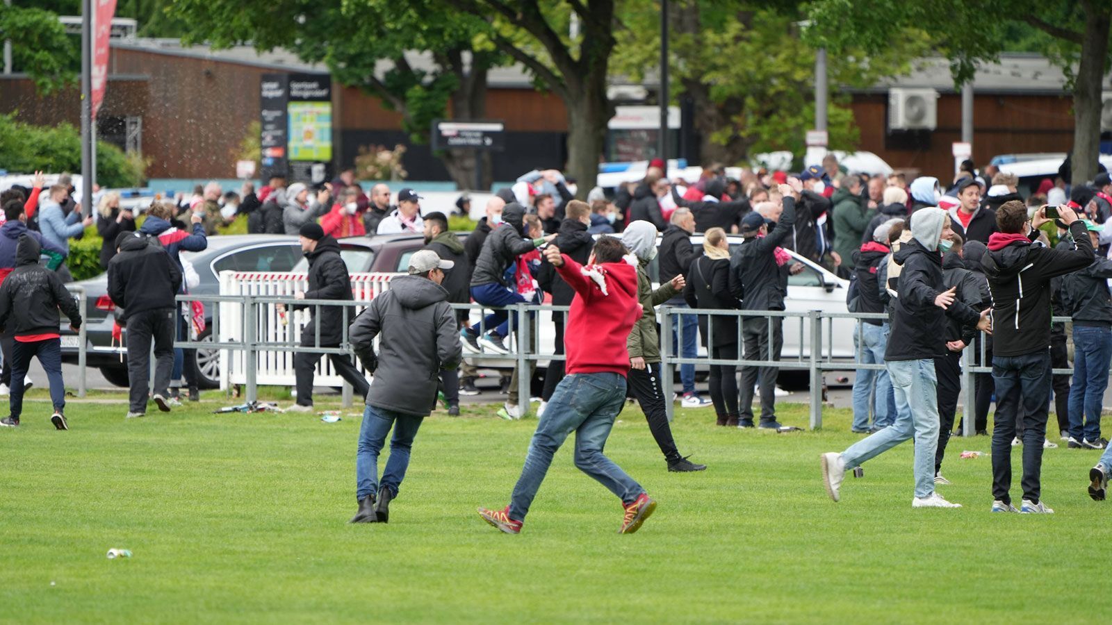 
                <strong>Köln: Jubelstürme beim Führungstreffer</strong><br>
                Pure Eskalation in der Domstadt - Sebastiaan Bornauw trifft zum 1:0 und sichert dem FC Relegationsrang 16.
              