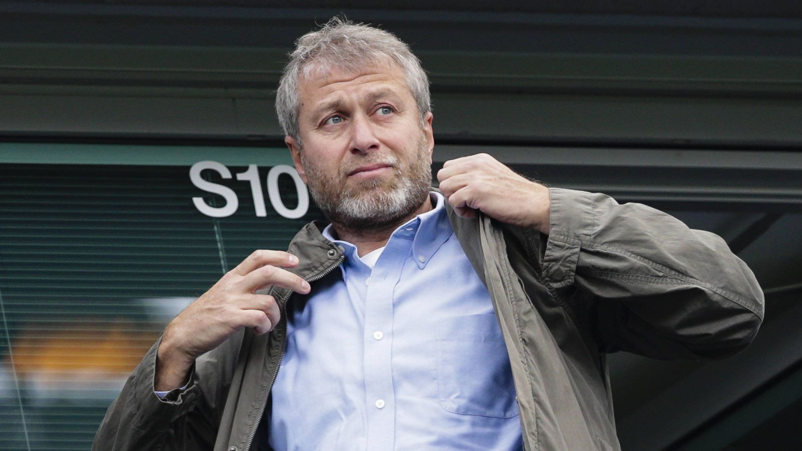 
                <strong>5. Platz: FC Chelsea (155 Mio Euro)</strong><br>
                Eigentümer: Roman Abramovich (Russland)Übernahme: 2003
              